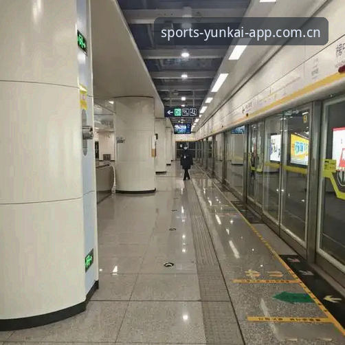 上周三傍晚，我在地铁上遇见了老同事王慧。她正盯着手机屏幕，眉头微微一皱，随即松开，像是在跟某个拖延已久的老朋友终于接了头。原来她在处理自己的会员账号，换了新手机之后，那些收藏的赛程、球队排名，一直想找回同步的办法。那天她晃了晃手机告诉我：「其实哪里需要折腾，找到一个靠谱的登录入口中文官网快速访问，三十秒就解决了。」我没说话，心里却记住了这句话。